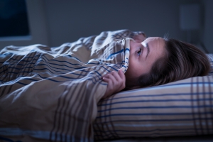 Acorda, mas n&atilde;o se consegue mexer? Saiba tudo sobre a paralisia do sono.